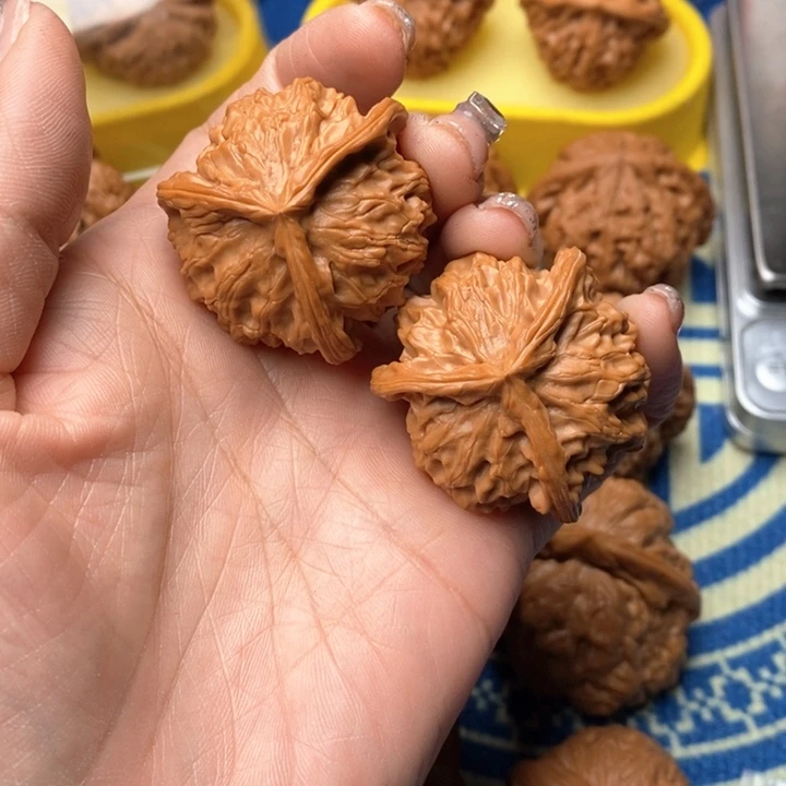 C***.桃核吊坠三棱核桃