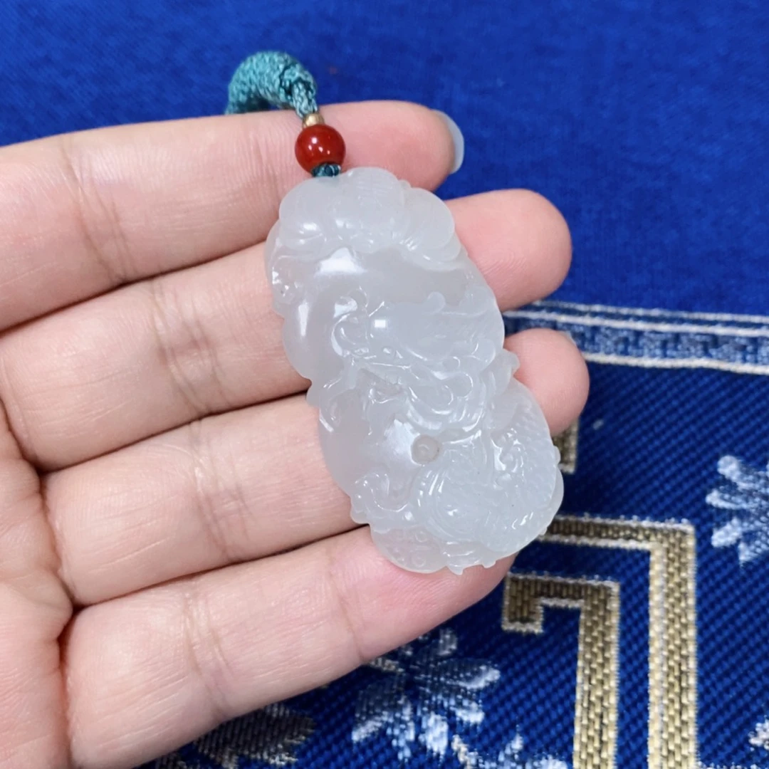 和田玉颈饰未镶嵌山流水龙牌。