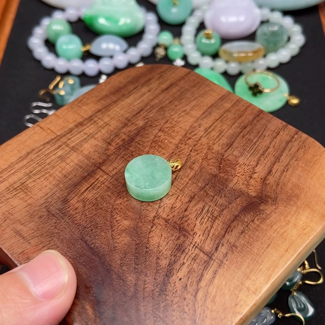 翡翠未镶嵌颈饰圆盘