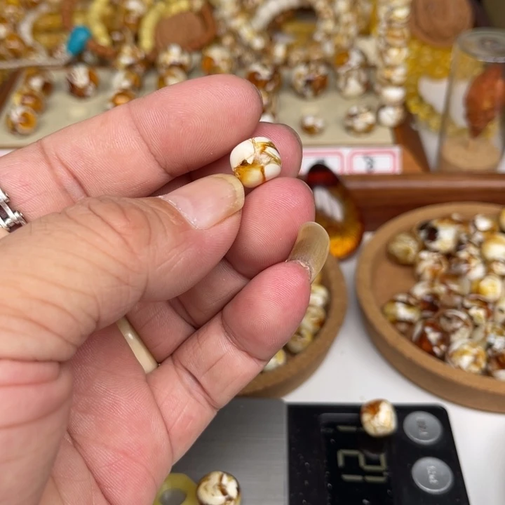 琥珀裸石未镶嵌好*啊01号