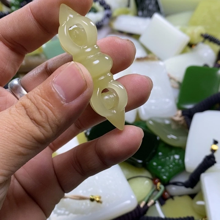 和田玉未镶嵌颈饰