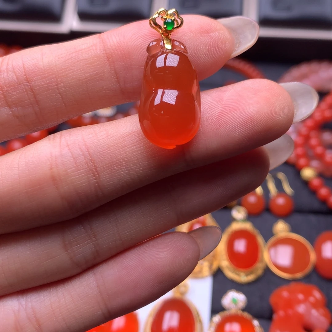 【闪购商品】颈饰18K金镶嵌南红玛瑙保山南红原矿金镶福豆吊坠