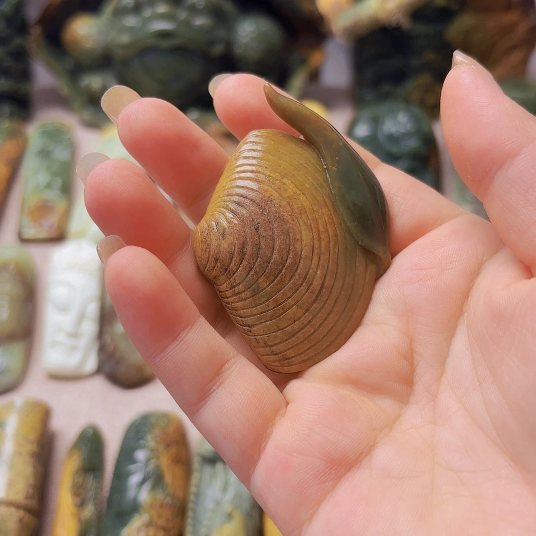 未镶嵌岫岩河磨玉（透闪石质玉）挂件