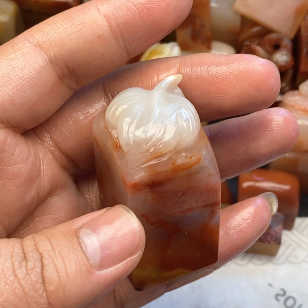 寿山石印石老挝巧雕 事业有成