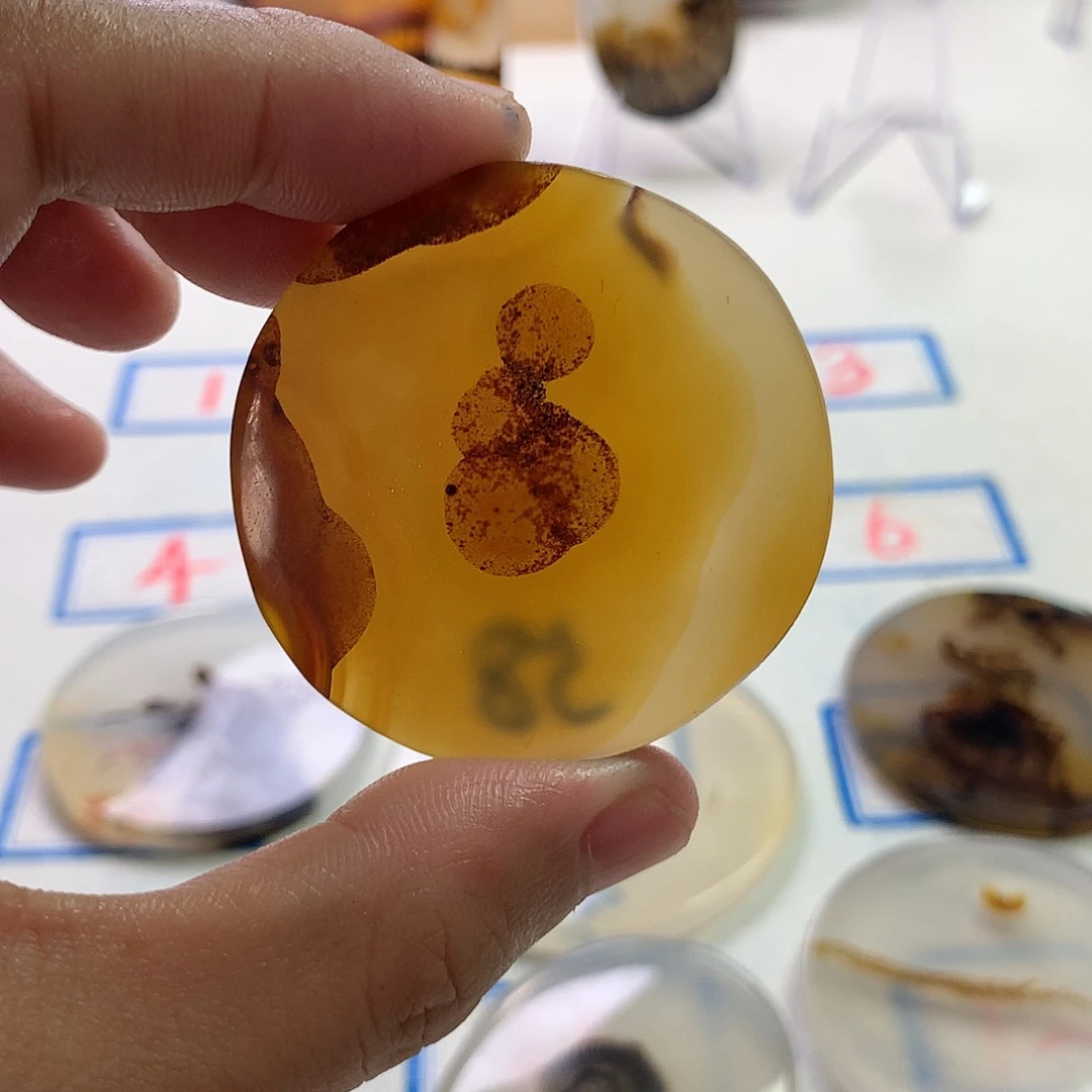 伊***5玛瑙/玉髓未镶嵌珠宝半成品