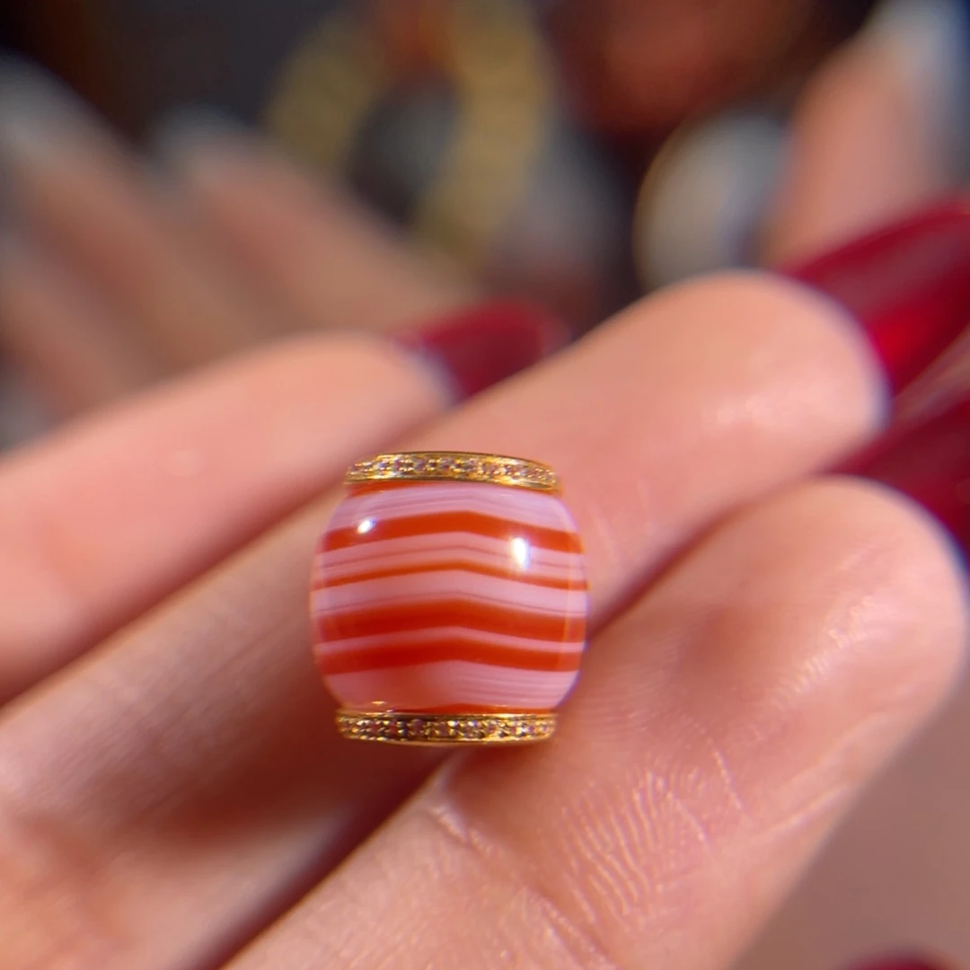 南红玛瑙18K金镶嵌黄财神牌子缠丝纹金钻汉堡珠10.5mm
