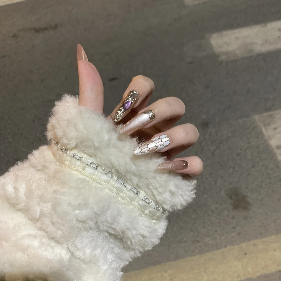 猫眼小灵蛇《小柒家》2025早春夏季爆款半手工穿戴甲显白ins风学生