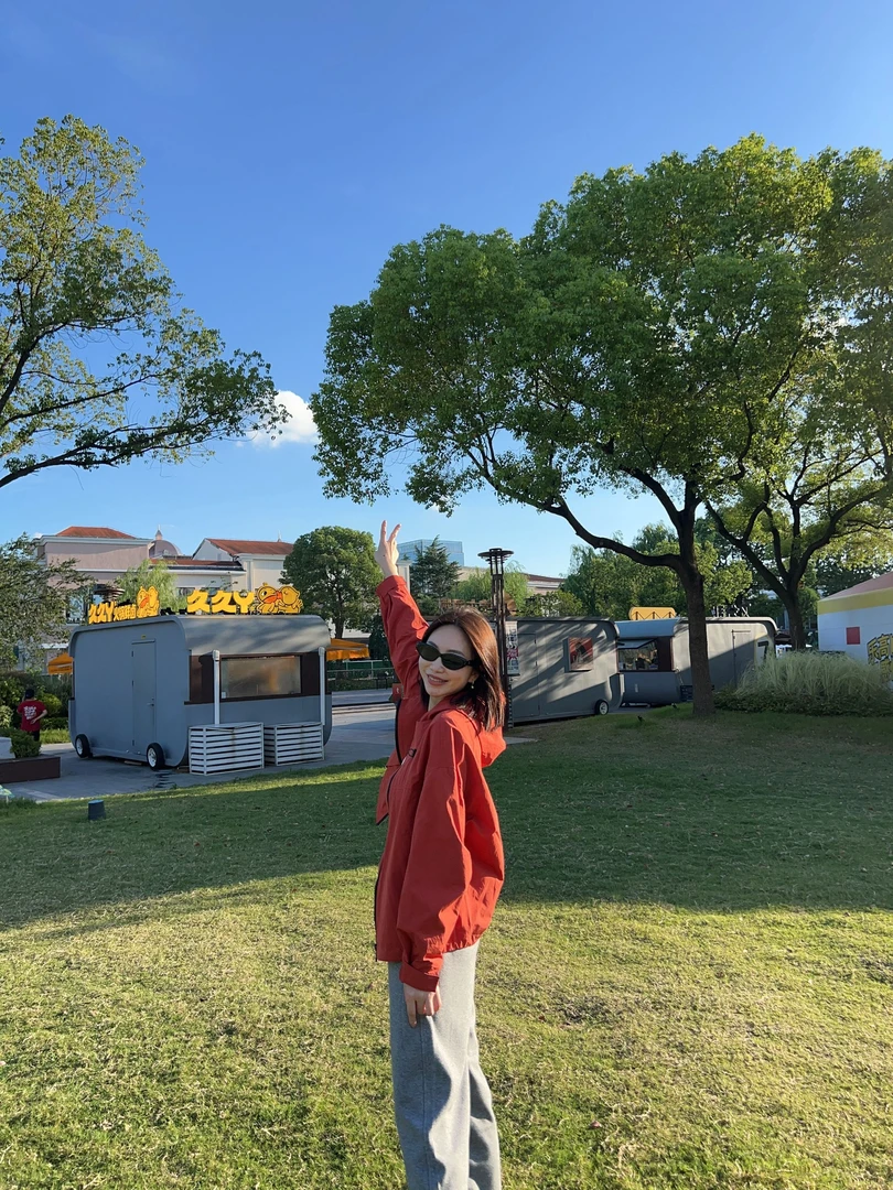 晓夏自制 “柑橘风衣”定染超显白！25秋轻量宽松抽绳连帽外套