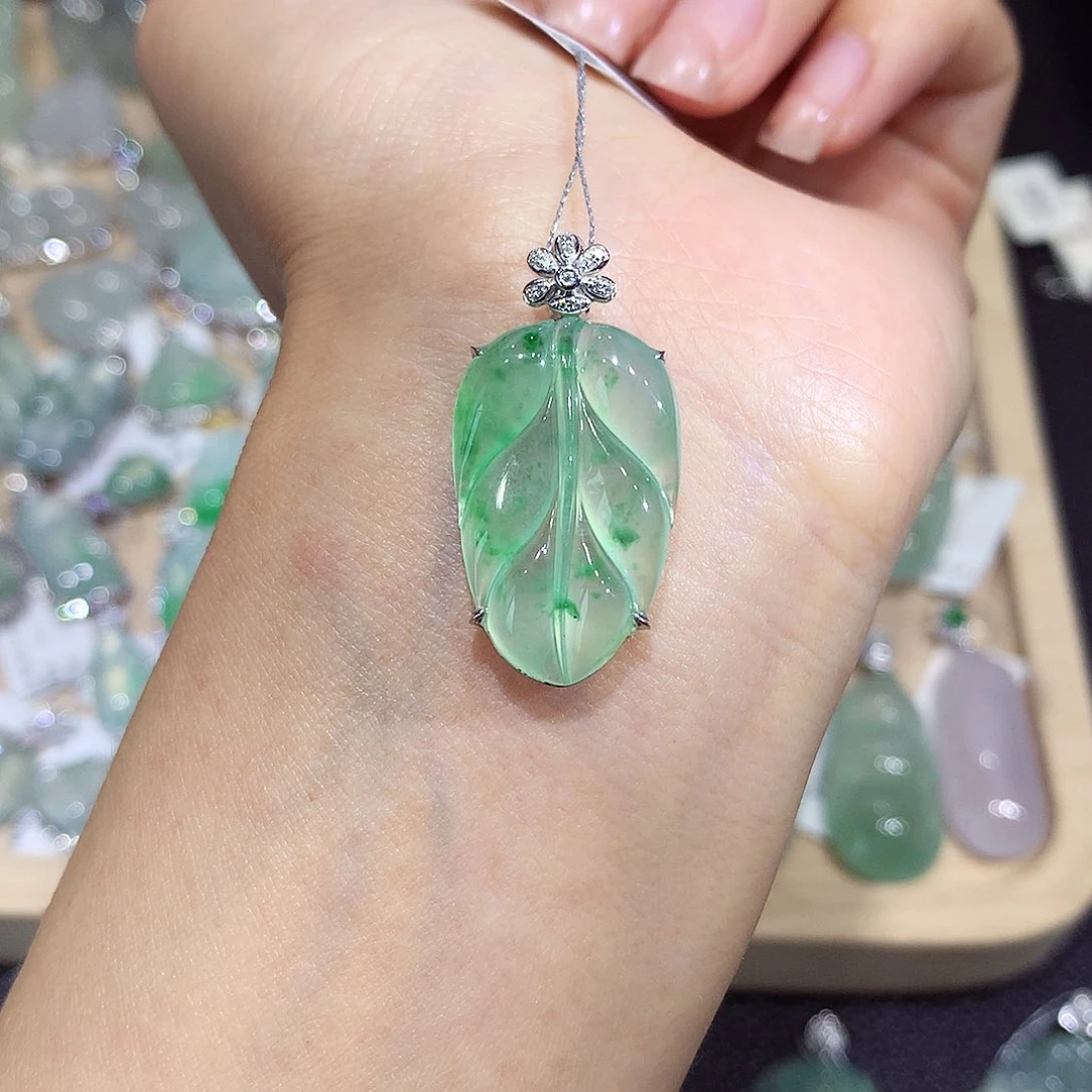 翡翠18K金镶嵌颈饰叶子