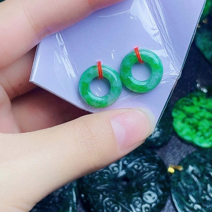 翡翠未镶嵌颈饰多样性