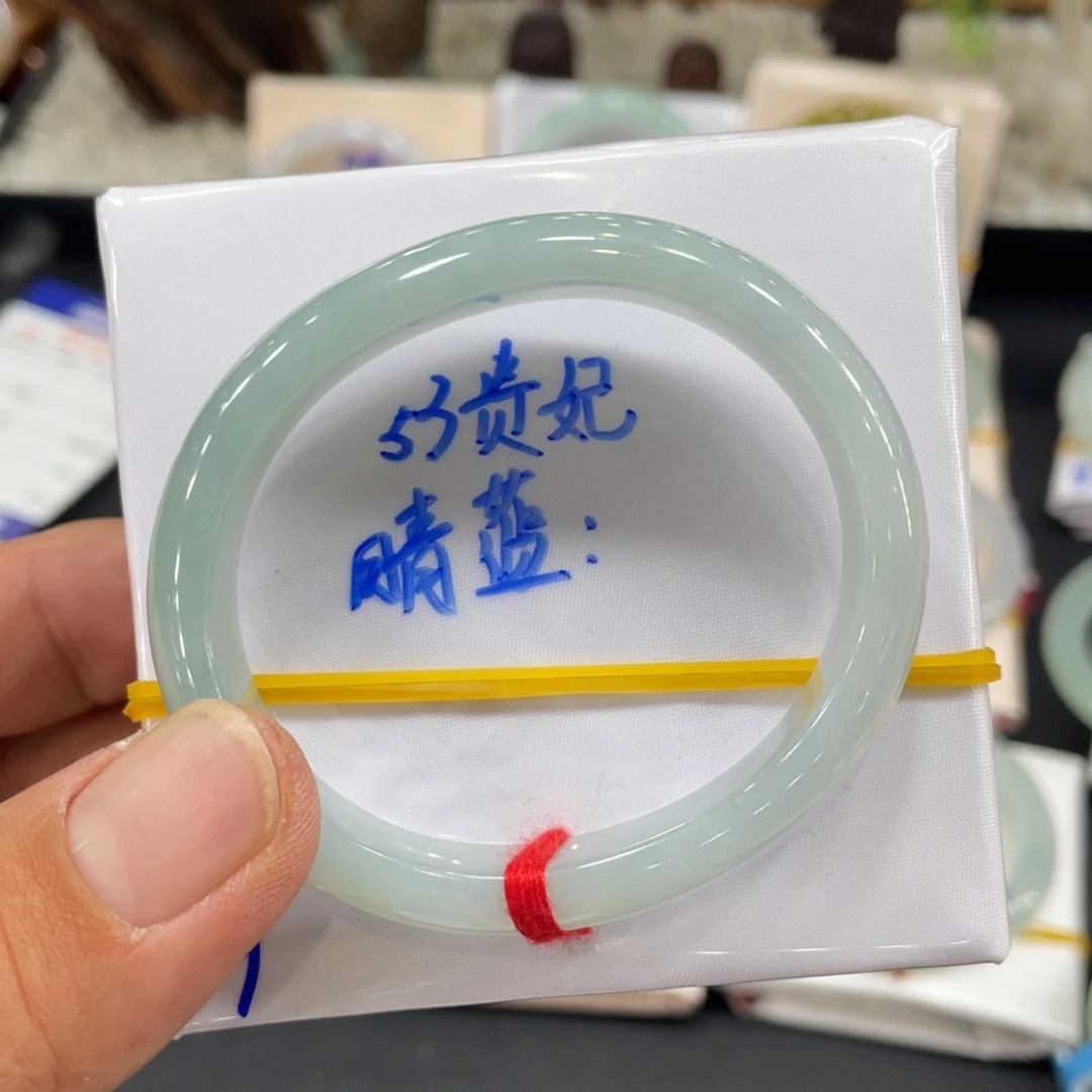 翡翠手镯未镶嵌翡翠