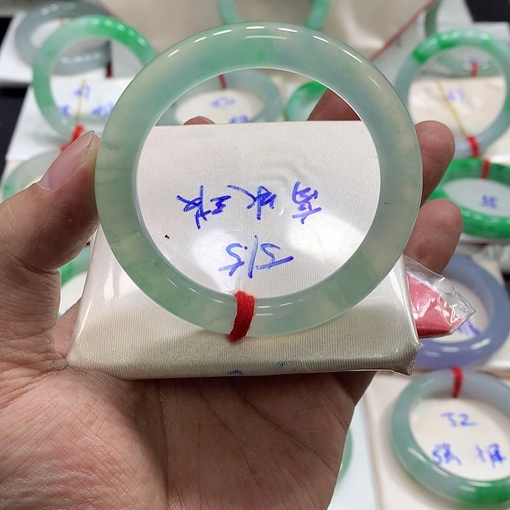 翡翠手镯未镶嵌翡翠