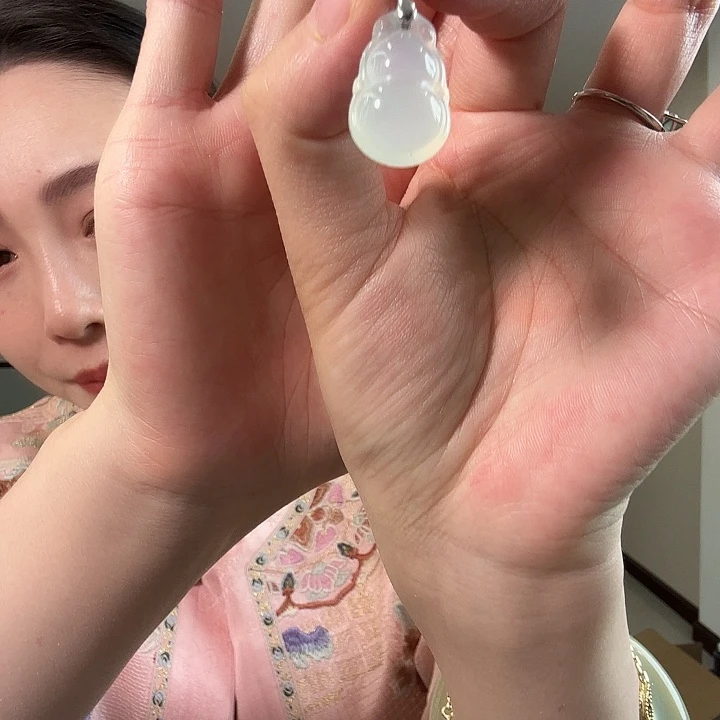 脸***了蛇纹石玉未镶嵌颈饰