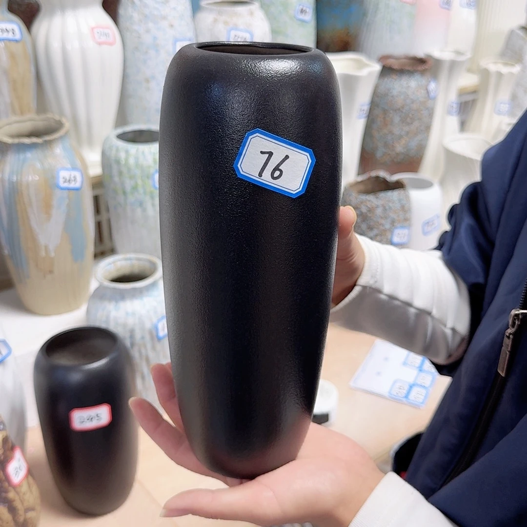 76号黑色陶瓷高24厘米一个