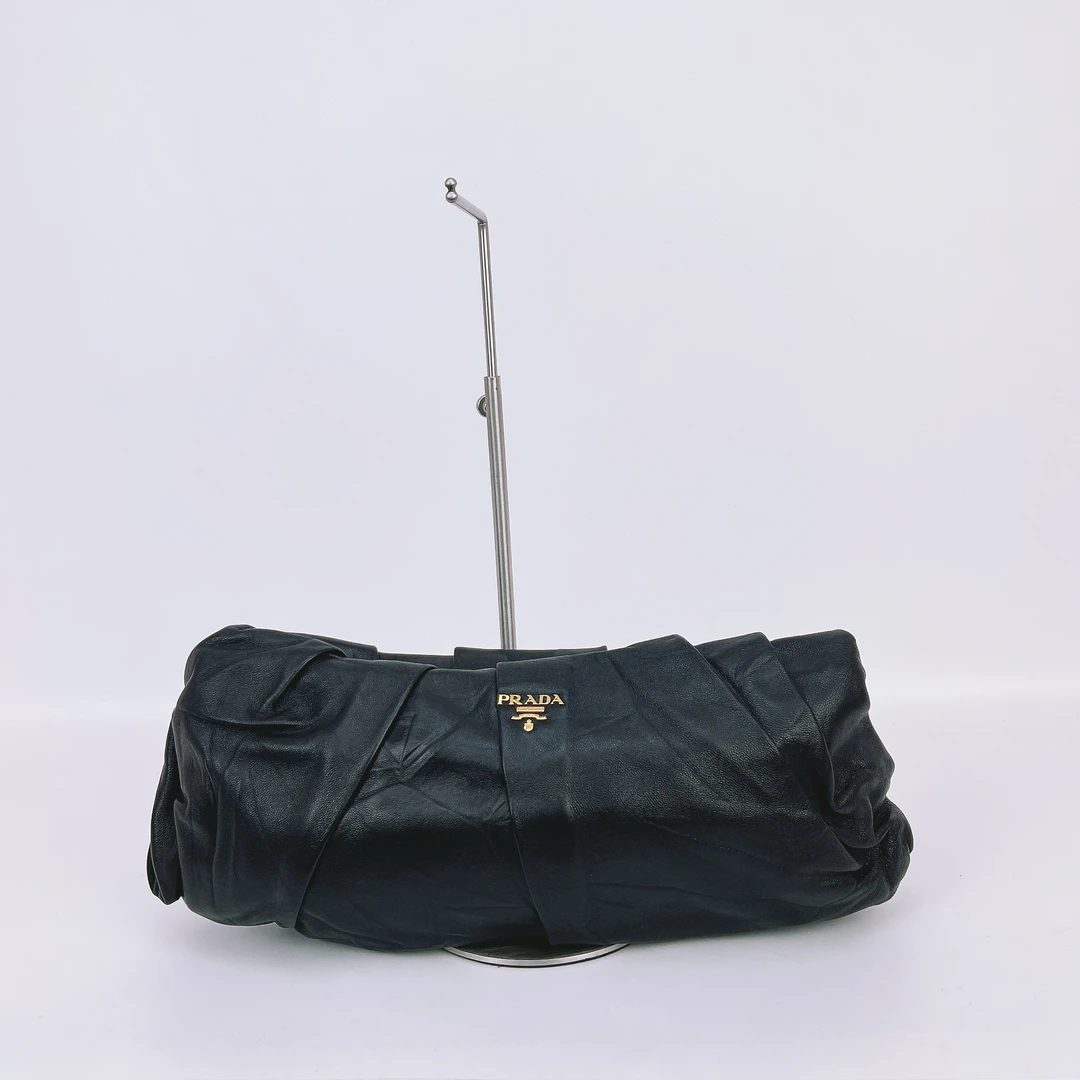 95新 Prada/普拉达 普拉达 黑色牛皮手拿包底长32 C175