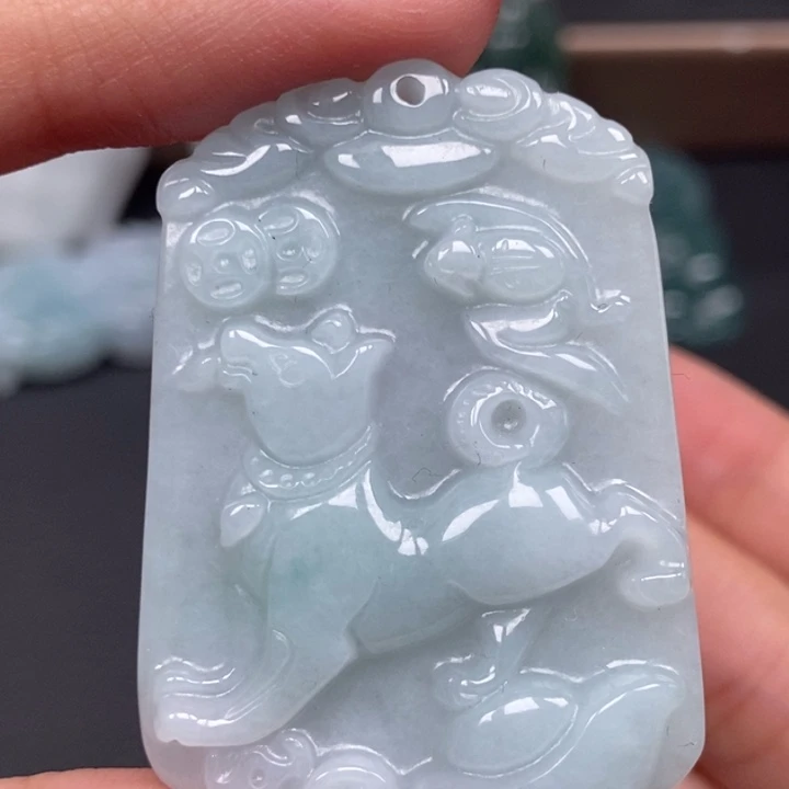 翡翠未镶嵌颈饰狗