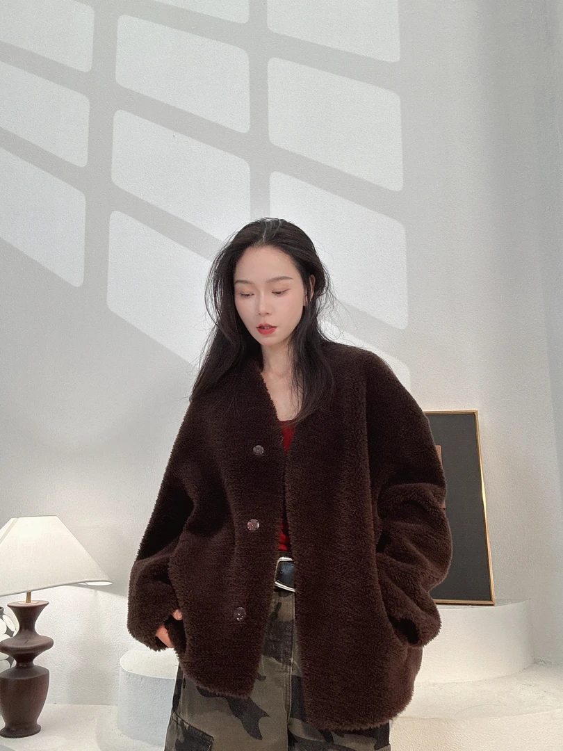 海宁女装秋冬新款设计感V领简约短款小个子女装羊毛皮草外套2569