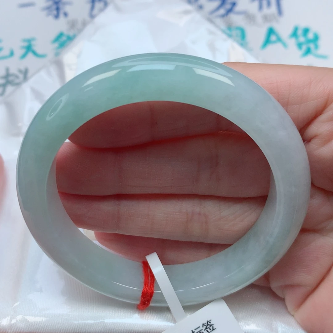 翡翠手镯未镶嵌56圈 淡晴底 有纹