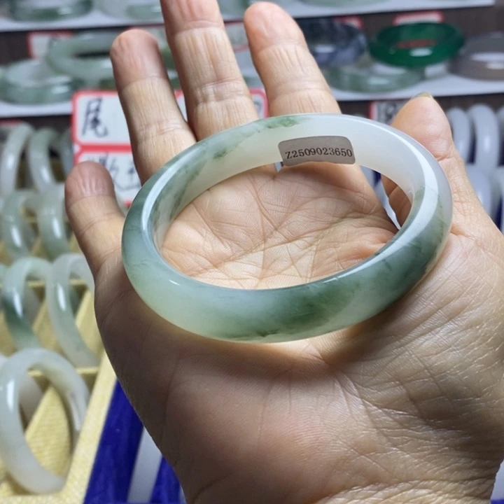 未镶嵌手镯石英质玉（天山翠）