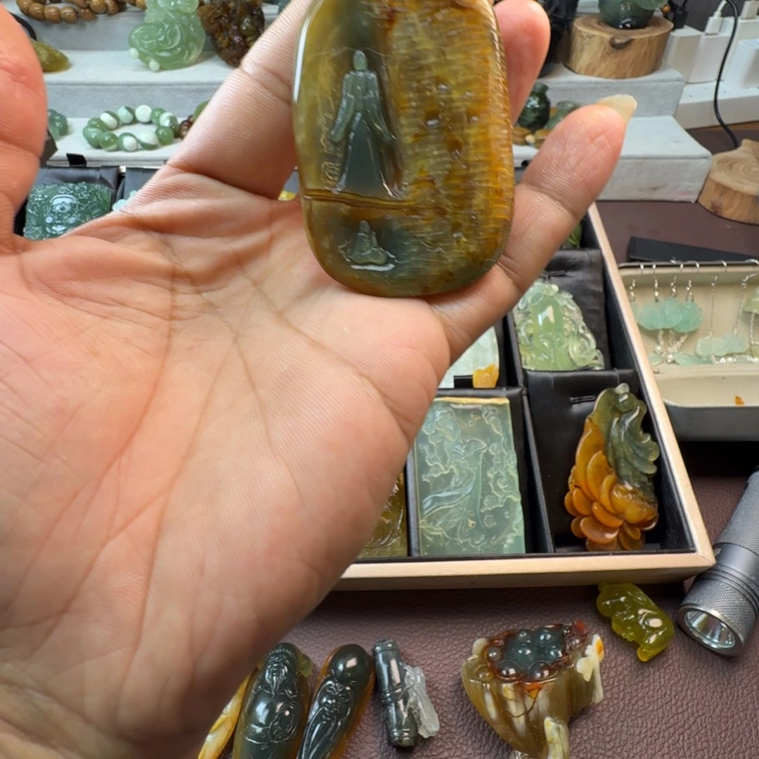 蛇纹石玉未镶嵌颈饰