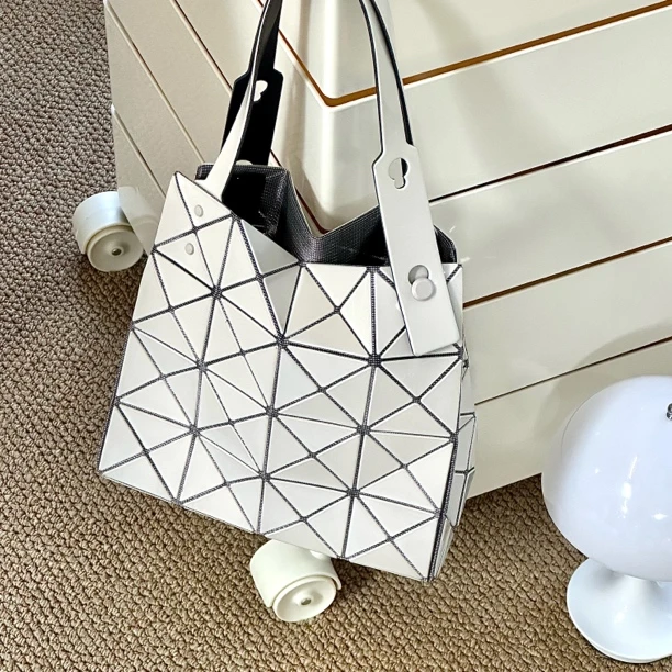 95新 Issey Miyake/三宅一生 白色新款菱格纹手提小号托特