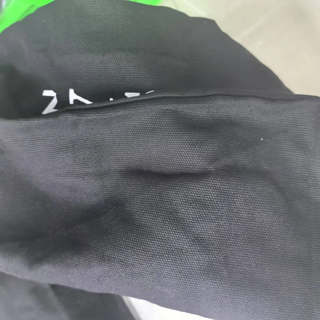 哎噜家的黑色托特化妆包