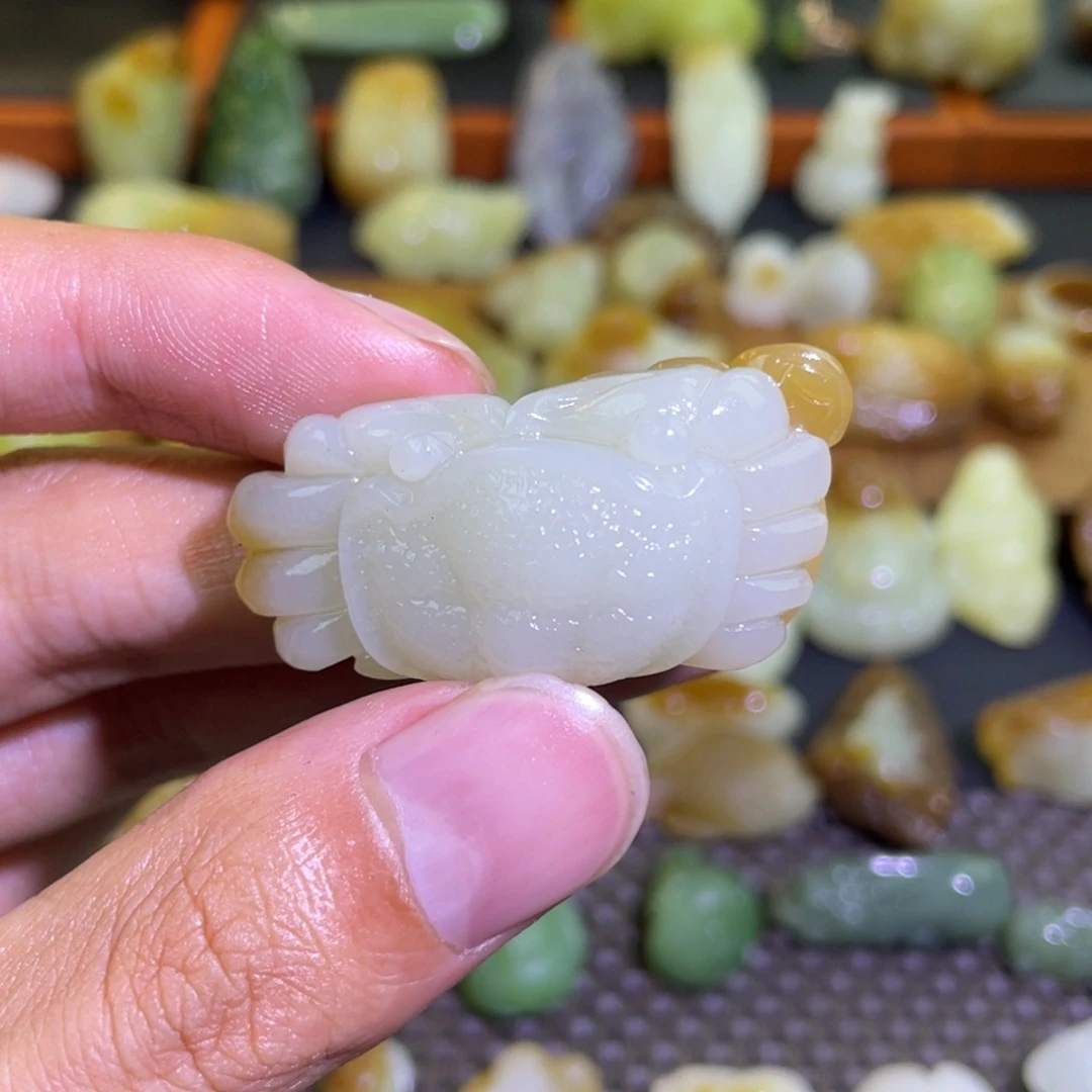 颈饰未镶嵌和田玉且末糖白螃蟹吊坠