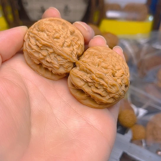 文玩核桃吊坠白狮子