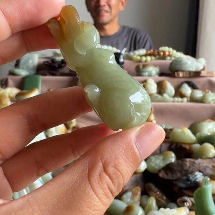 颈饰未镶嵌和田玉（糖玉）
