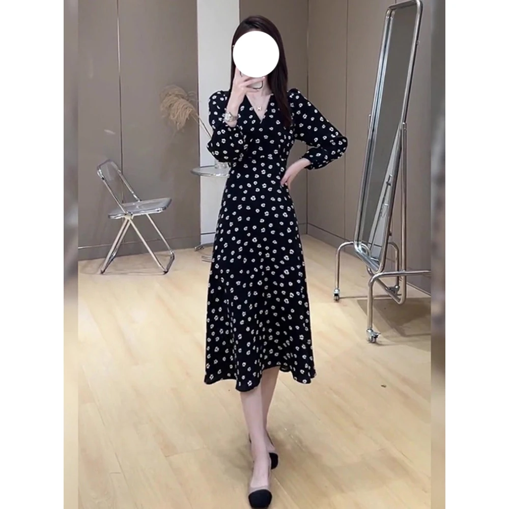 韩版时尚休闲波点V领连衣裙女早秋季新款收腰显瘦赫本风长袖裙子