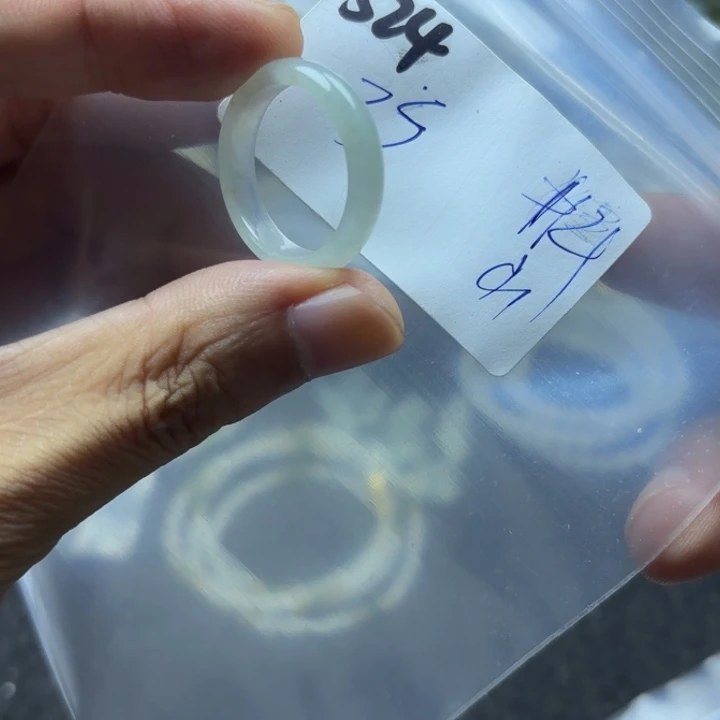 颈饰未镶嵌翡翠戒指