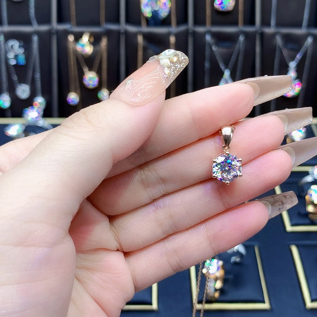 18K金镶嵌合成碳硅石（莫桑石）吊坠(不含链)独**往