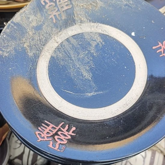 瓷发四个黑色圆盘子