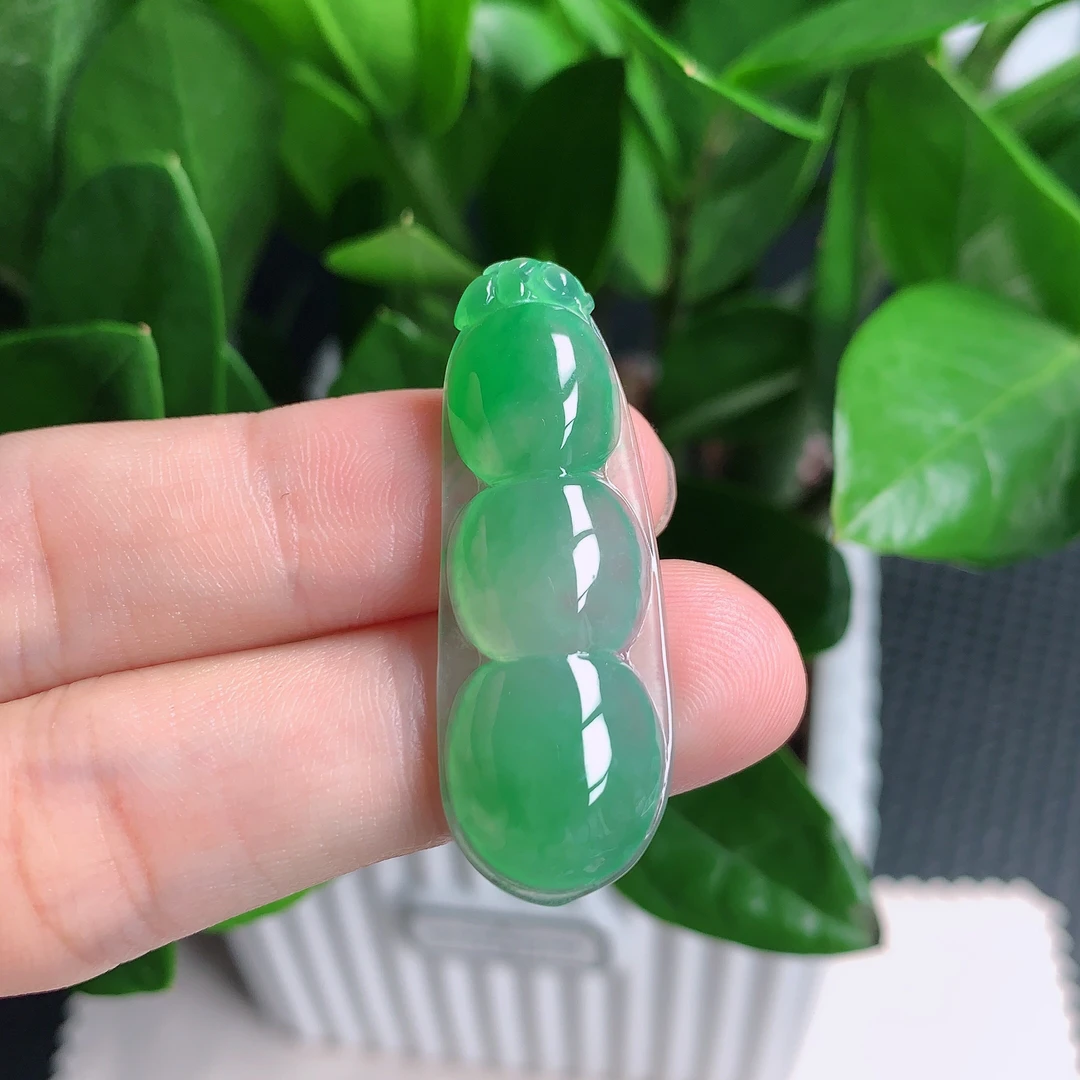 天然翡翠A货，冰种飘绿福豆挂件 41*15*5.8mm0525冰透冰绿