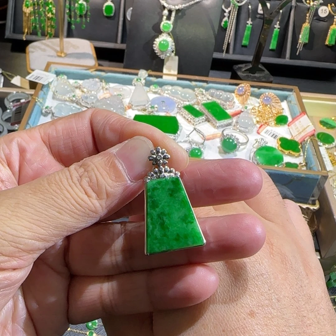 翡翠18K金镶嵌颈饰吊坠