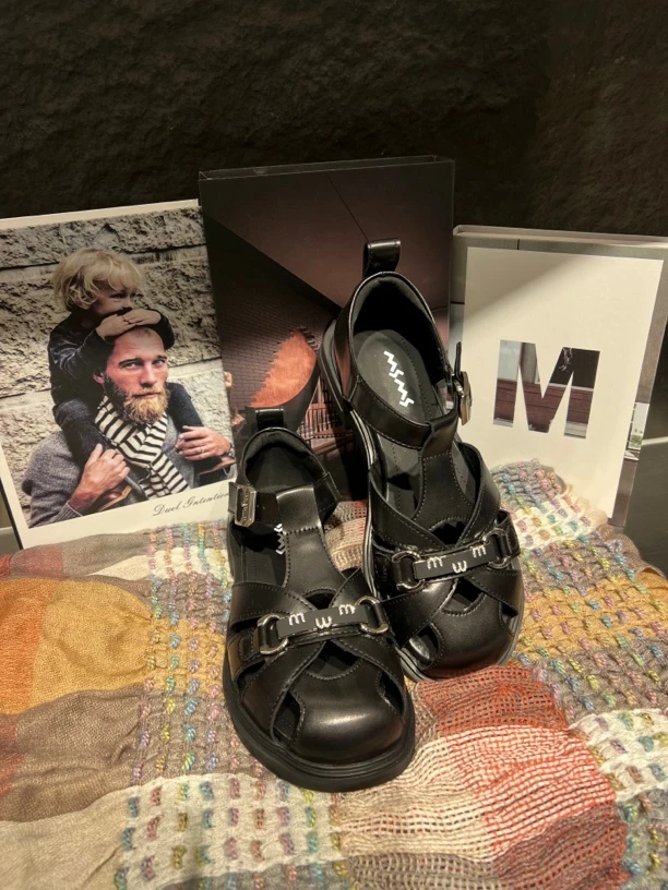 修面皮罗马凉鞋包头防滑学院风平底时尚极简风镂空夏季