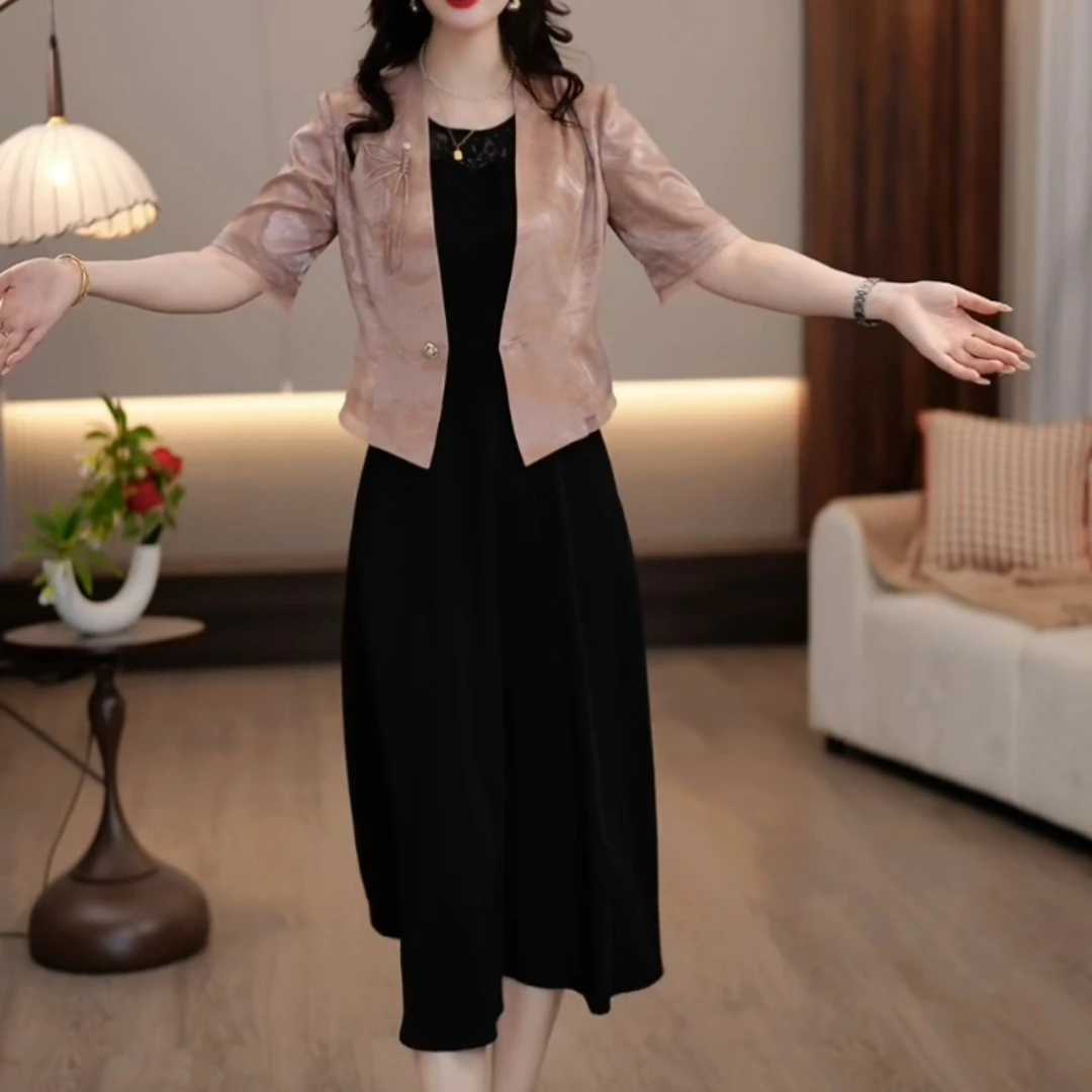 今年流行爆款2025夏季低饱和粉色缎面洋气减龄小衫外搭+黑色裙子