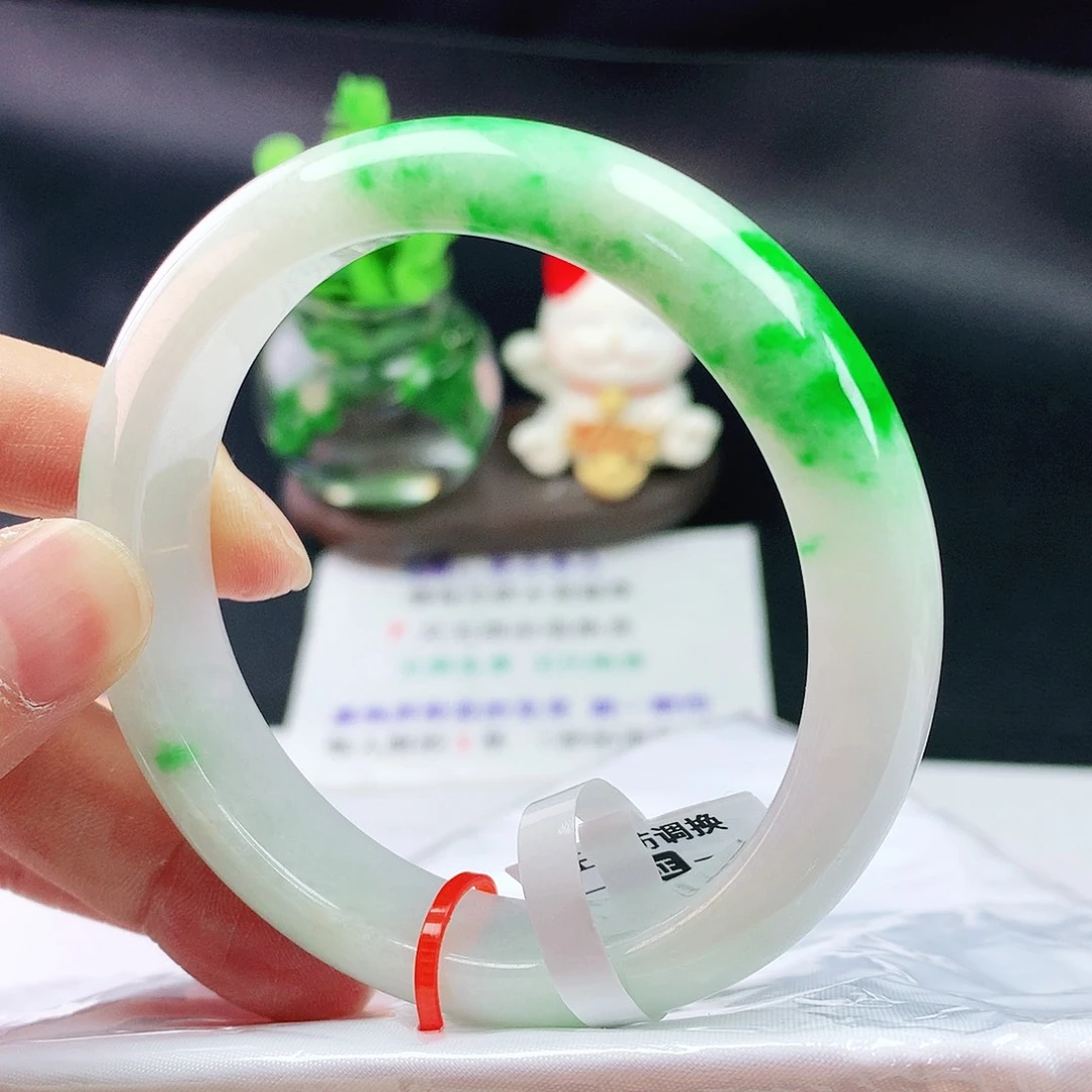 翡翠手镯未镶嵌56圈