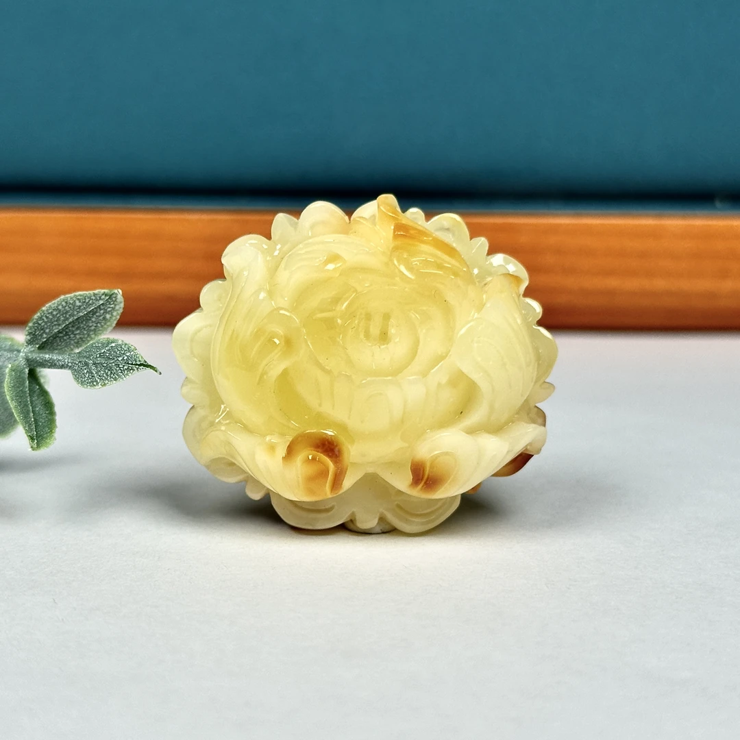 Y5162天然原矿蜜蜡 雕刻牡丹花36*32*17.8mm 支持复检 假一罚十