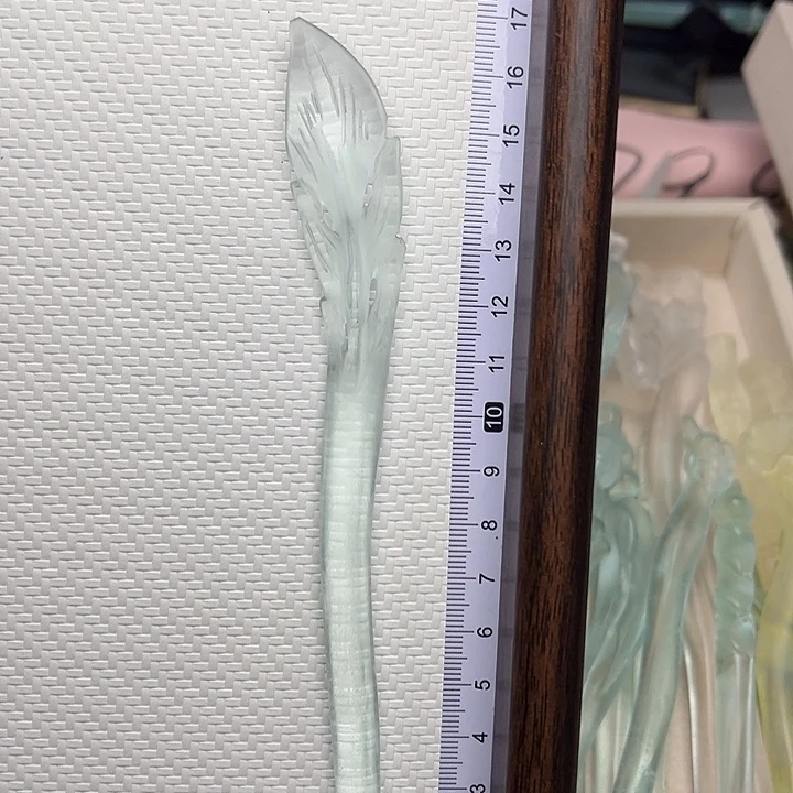 蛇纹石玉未镶嵌发簪羽毛