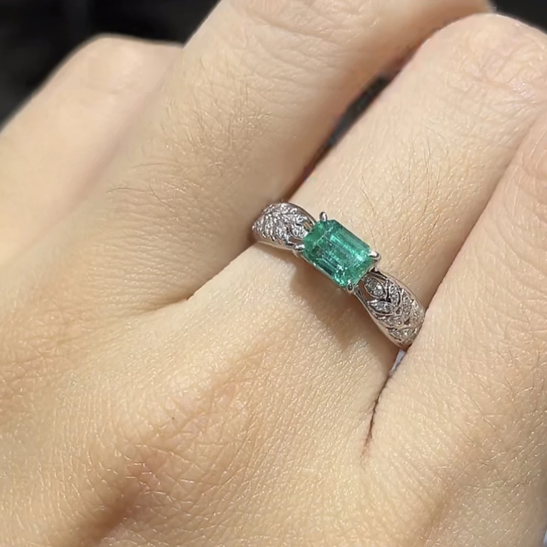 18k金祖母绿戒指时尚精美简约