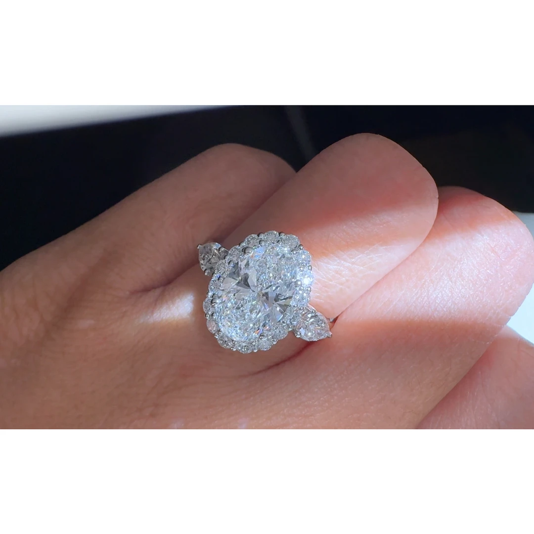 实验室培育钻石IGI两克拉E VVS2椭圆围镶三石款钻戒，顺丰包邮