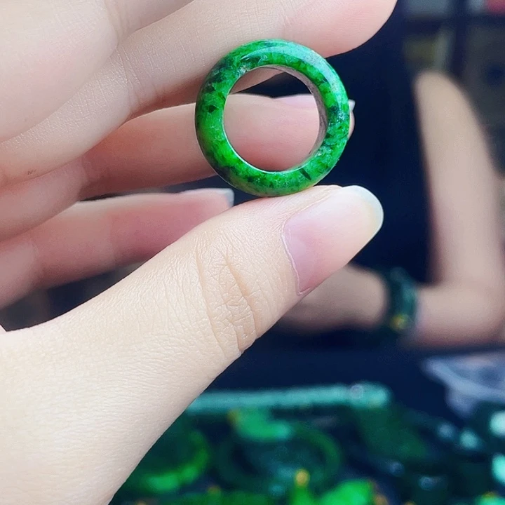 翡翠未镶嵌颈饰多样性