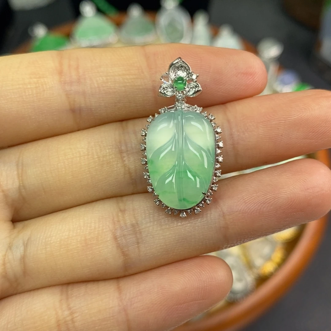 翡翠18K金镶嵌颈饰翡翠