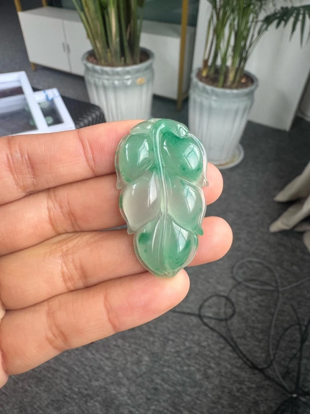 天然非洲翠挂件冰飘花叶子石英岩质玉