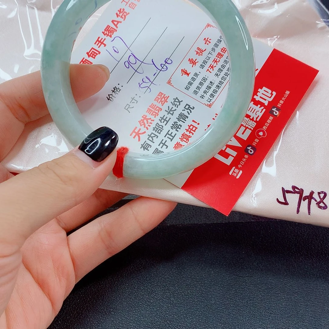 翡翠手镯未镶嵌翡翠