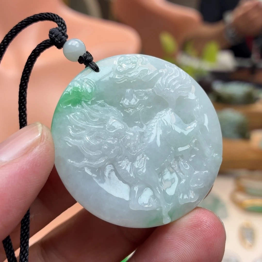 翡翠未镶嵌颈饰麒麟献瑞