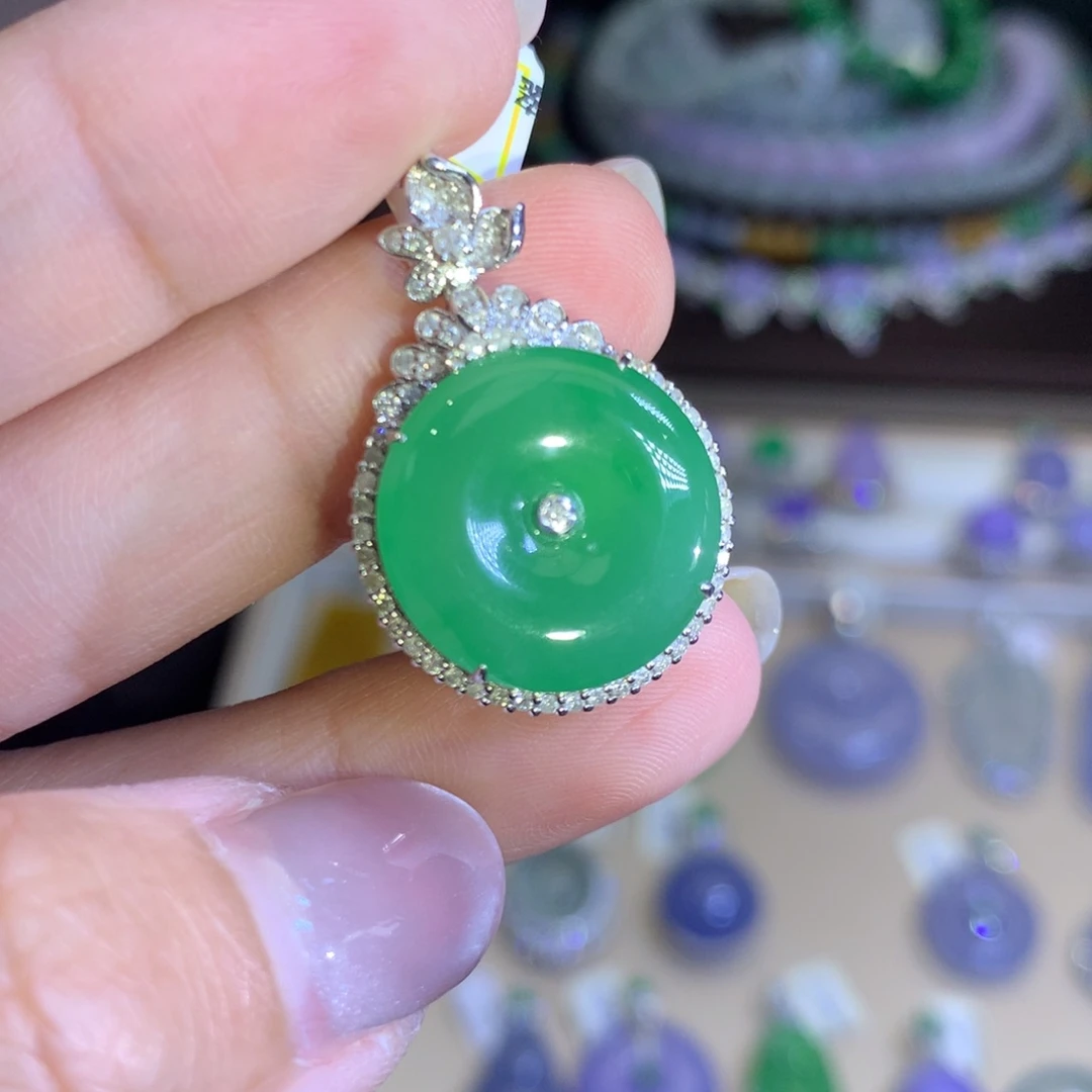 翡翠18K金镶嵌颈饰翡翠