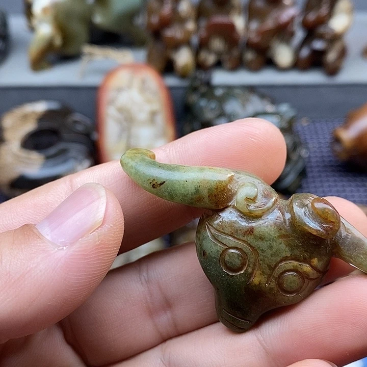 未镶嵌蛇纹石玉颈饰