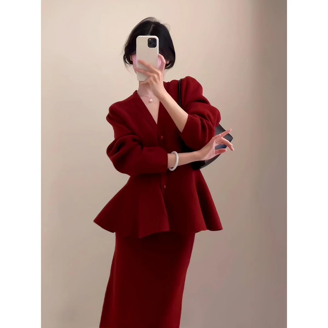 韩系新款红色针织开衫毛衣外套女秋冬设计感小众a字半身裙两件装